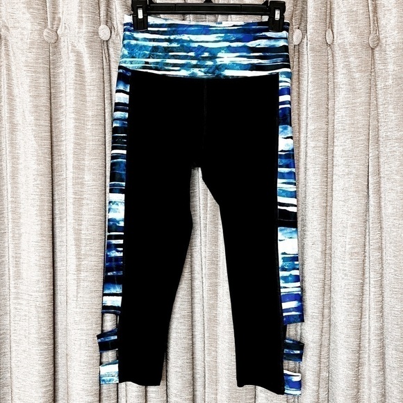 NWT Marika Capri Length Blue Print Waist & Side Cut Out Active Legging Small - Picture 1 of 14